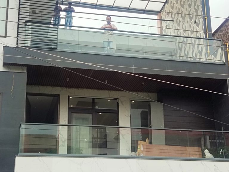 Balcony Aluminum Profile Glass Railing in Kanpur - Right Angle Steel