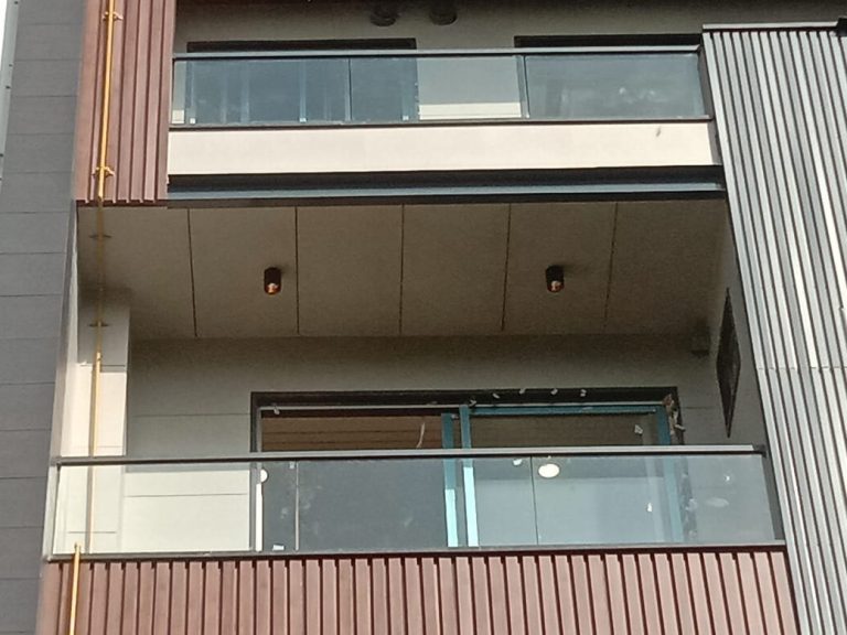 Balcony Aluminum Profile Glass Railing in Kanpur - Right Angle Steel